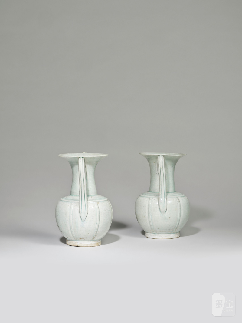 宋 青白釉瓜棱式執壺一對 | PAIRE DE VERSEUSES EN PORCELAINE QINGBAI - 图5